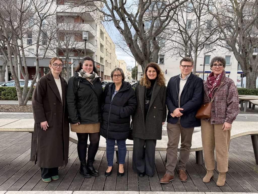 Une équipe variée lors d'une réunion en plein air pour le projet SFP Expansion.